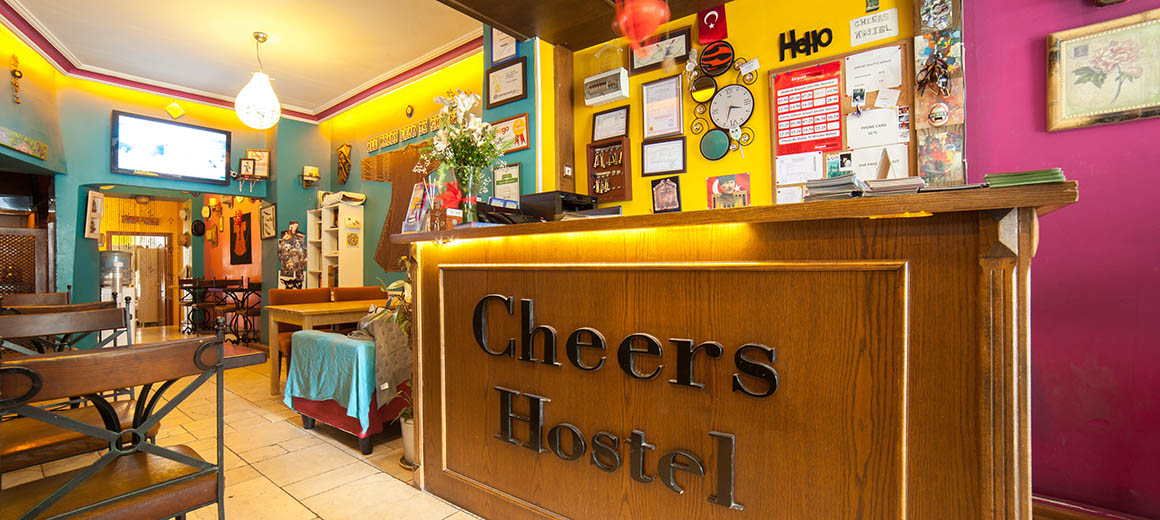 Cheers Hostel's common room and terrace in Beyoğlu