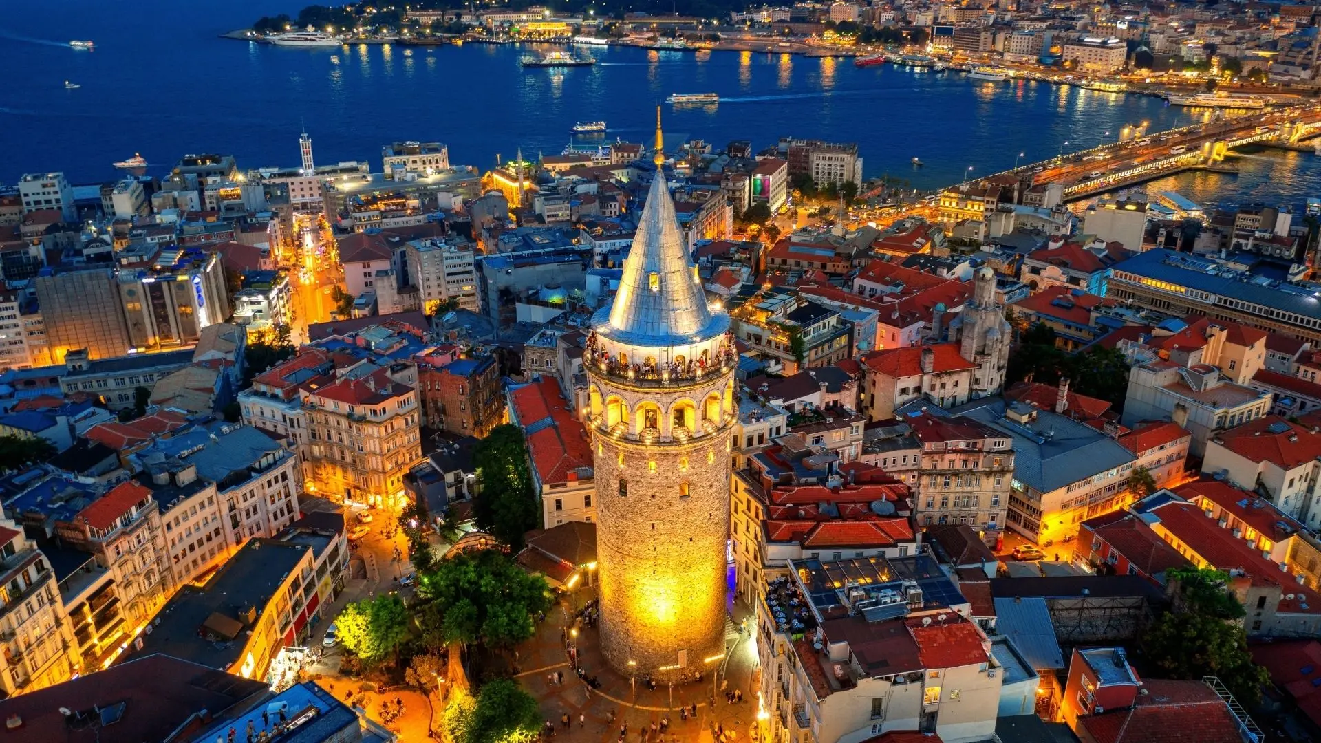 Beyoğlu rooftops and streets around Asmalımescit, where Simone sits on top of the Ruz Hotel